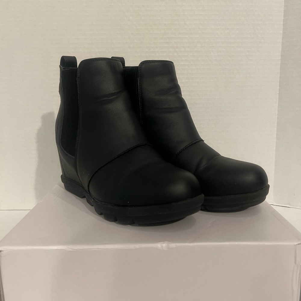 Black chelsea wedge boot 7.5 (Sorel look alike)